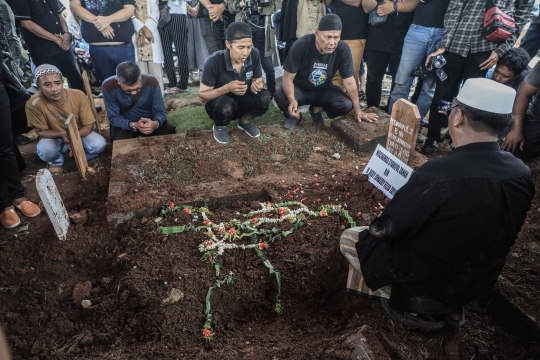 Isak Tangis Keluarga Hiasi Pemakaman Cecep Reza