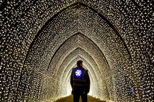 Menikmati Gemerlap Lampu-Lampu Natal di Kew Gardens