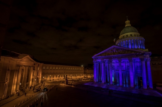 Peringati Hari Anak Sedunia, Monumen Pantheon Diterangi Cahaya Biru