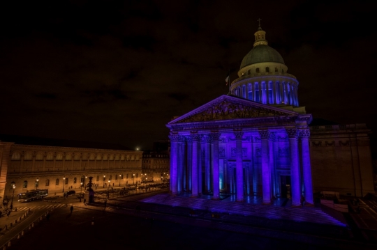 Peringati Hari Anak Sedunia, Monumen Pantheon Diterangi Cahaya Biru