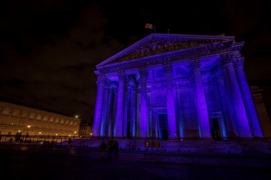 Peringati Hari Anak Sedunia, Monumen Pantheon Diterangi Cahaya Biru