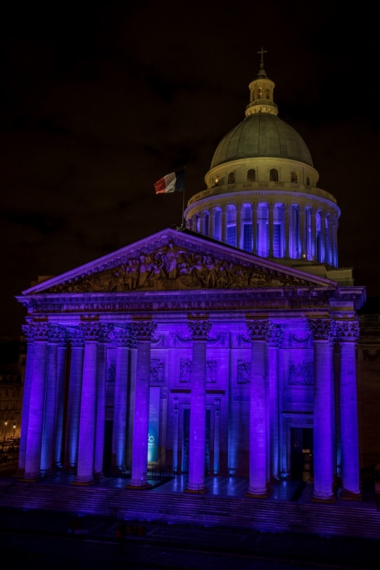 Peringati Hari Anak Sedunia, Monumen Pantheon Diterangi Cahaya Biru