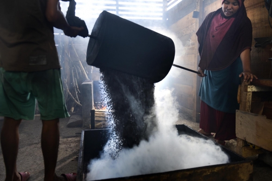 Melihat Cara Tradisional Roasting Kopi di Aceh