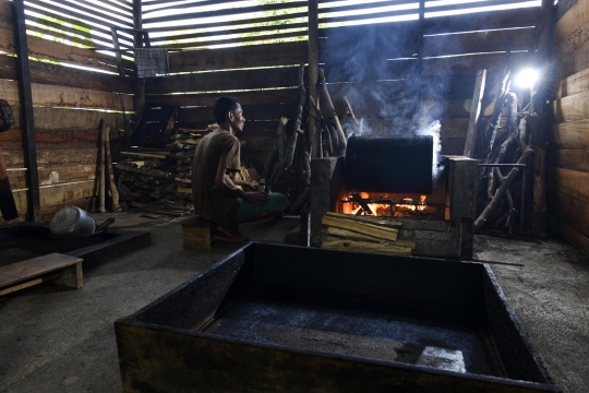 Melihat Cara Tradisional Roasting Kopi di Aceh