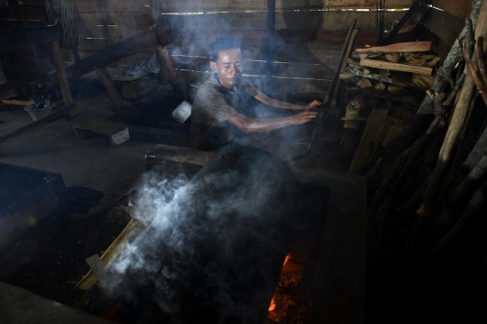Melihat Cara Tradisional Roasting Kopi di Aceh