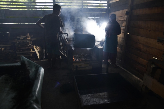 Melihat Cara Tradisional Roasting Kopi di Aceh