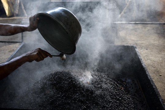 Melihat Cara Tradisional Roasting Kopi di Aceh