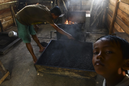 Melihat Cara Tradisional Roasting Kopi di Aceh