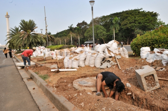 Memantau Pembuatan Sumur Resapan di Monas