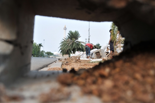 Memantau Pembuatan Sumur Resapan di Monas