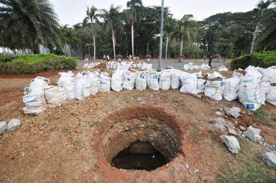 Memantau Pembuatan Sumur Resapan di Monas