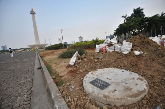 Memantau Pembuatan Sumur Resapan di Monas