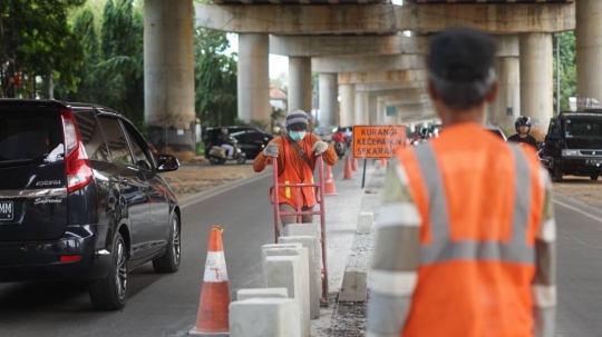 Minimalisir Kecelakaan, Jalanan di Kolong Tol Desari Dipasang Separator