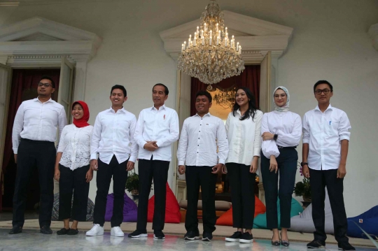 Wajah-wajah Staf Khusus Milenial yang Dikenalkan Jokowi