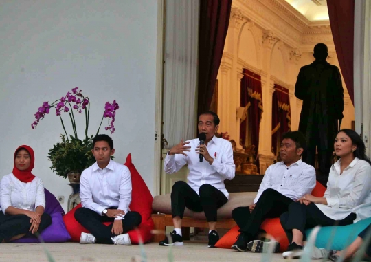 Wajah-wajah Staf Khusus Milenial yang Dikenalkan Jokowi