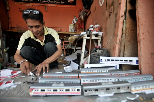 Melihat Pembuatan Miniatur Kereta Api di Manggarai