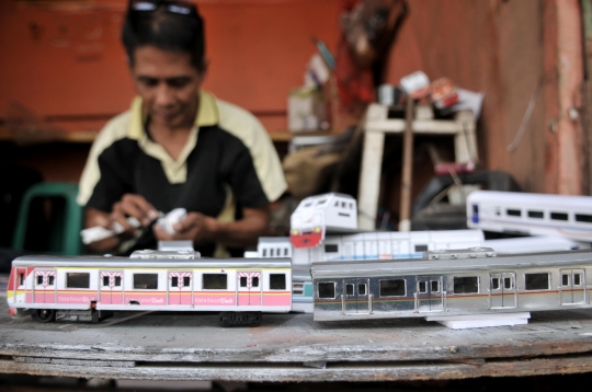 Melihat Pembuatan Miniatur Kereta Api di Manggarai