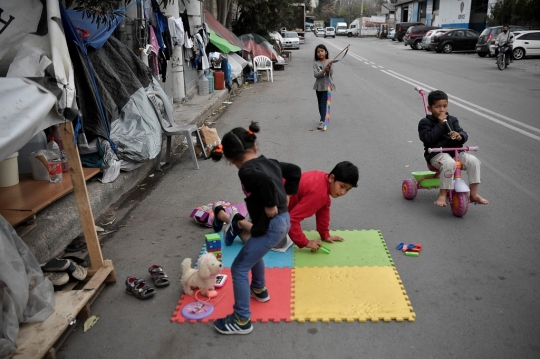 Saat Anak-Anak Pengungsi Afghanistan Bermain di Jalanan Yunani