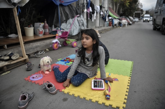 Saat Anak-Anak Pengungsi Afghanistan Bermain di Jalanan Yunani