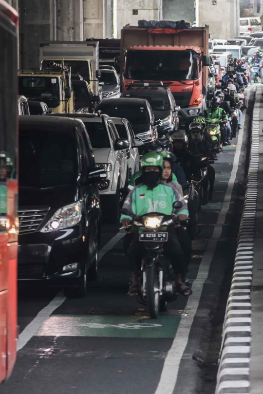 Pengendara Motor Masih Melintas di Jalur Sepeda