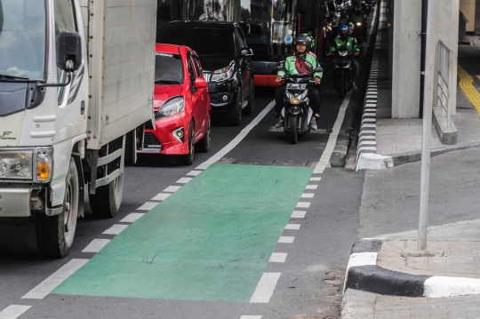 Pengendara Motor Masih Melintas di Jalur Sepeda