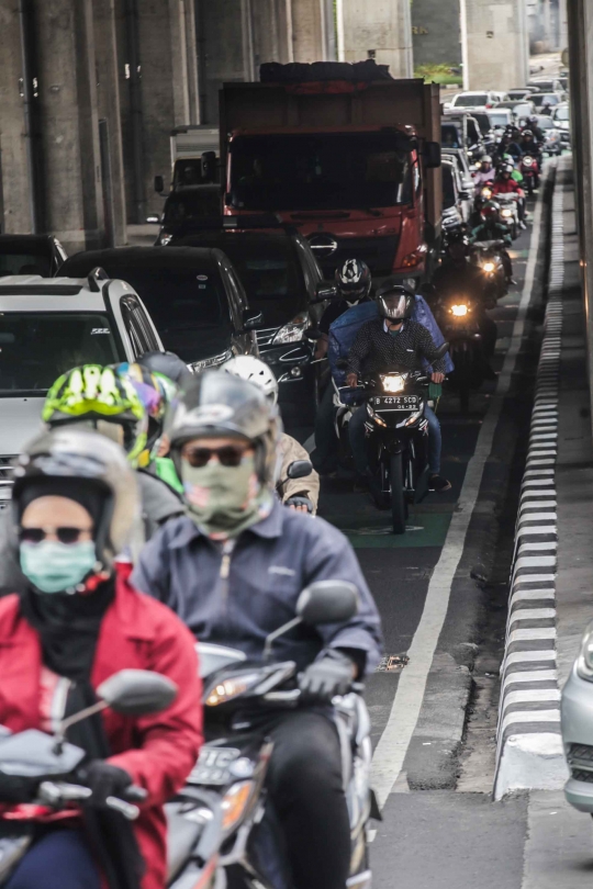 Pengendara Motor Masih Melintas di Jalur Sepeda