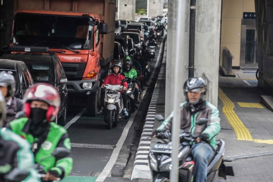 Pengendara Motor Masih Melintas di Jalur Sepeda