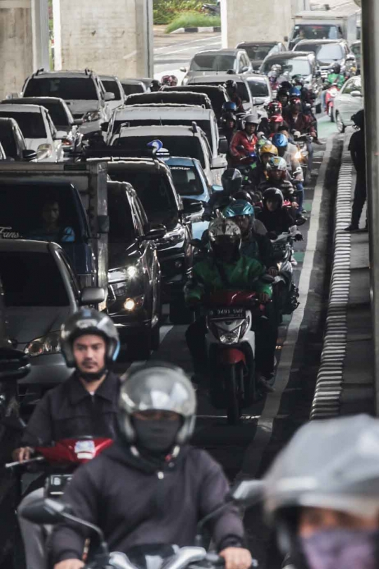 Pengendara Motor Masih Melintas di Jalur Sepeda