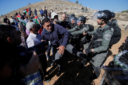 Aksi Warga Palestina Salat di Tanah yang Diduduki Israel