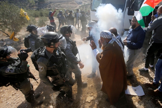 Aksi Warga Palestina Salat di Tanah yang Diduduki Israel