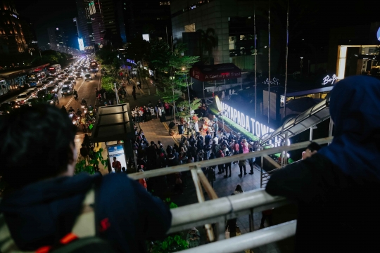 Musik Tepi Barat dan Timur Hibur Pejalan Kaki di Trotoar Sudirman