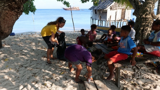 Semangat Wanita AS dan Anak-Anak Bersihkan Pantai di Raja Ampat