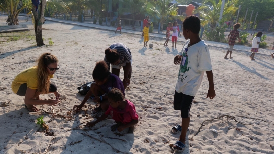 Semangat Wanita AS dan Anak-Anak Bersihkan Pantai di Raja Ampat