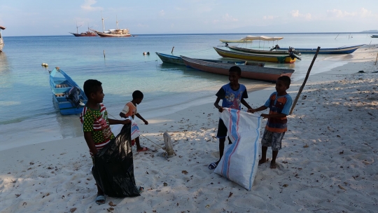 Semangat Wanita AS dan Anak-Anak Bersihkan Pantai di Raja Ampat