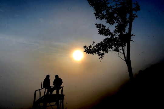 Mengunjungi Negeri di Atas Awan Gunung Luhur