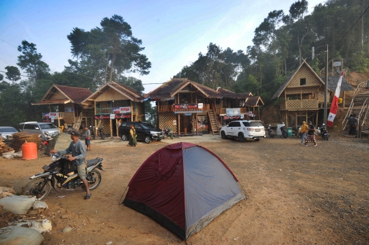 Mengunjungi Negeri di Atas Awan Gunung Luhur