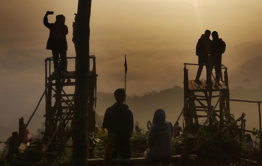 Mengunjungi Negeri di Atas Awan Gunung Luhur