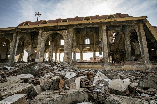 Meratapi Reruntuhan Gereja yang Dihancurkan ISIS di Suriah