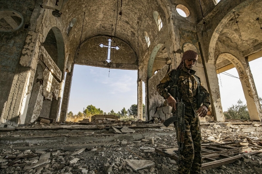 Meratapi Reruntuhan Gereja yang Dihancurkan ISIS di Suriah