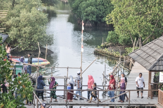 Menikmati Wisata Mangrove Tarumajaya di Akhir Pekan