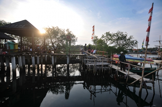 Menikmati Wisata Mangrove Tarumajaya di Akhir Pekan