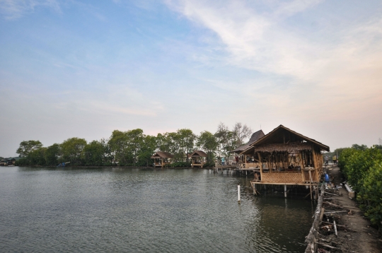 Menikmati Wisata Mangrove Tarumajaya di Akhir Pekan