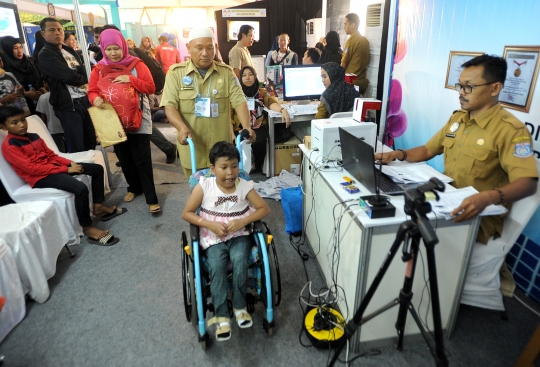 Kepedulian Pegawai Disdukcapil kepada Penderita Spina Bifida