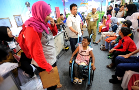 Kepedulian Pegawai Disdukcapil kepada Penderita Spina Bifida