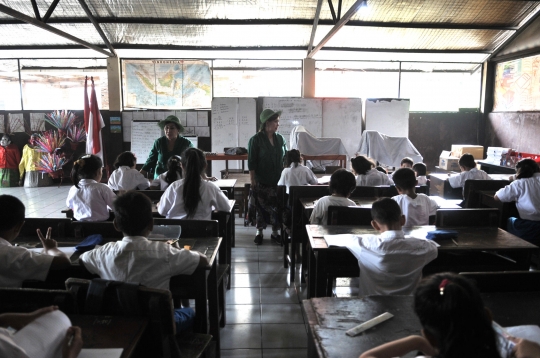 Semangat Guru Kembar Mencerdaskan Anak-Anak Miskin Ibu Kota