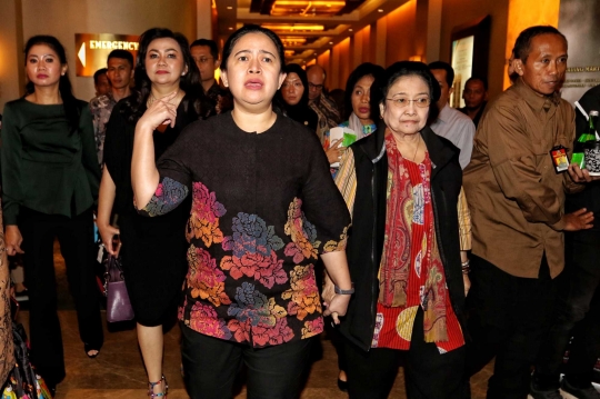 Megawati dan Puan Maharani Nobar Film Nagabonar Bareng Artis