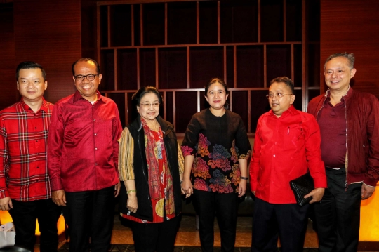 Megawati dan Puan Maharani Nobar Film Nagabonar Bareng Artis