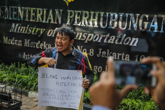 Aksi Protes Penyandang Tunanetra yang Terperosok di Stasiun Cikini