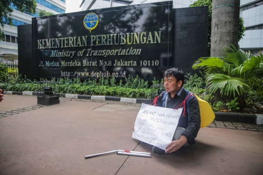Aksi Protes Penyandang Tunanetra yang Terperosok di Stasiun Cikini