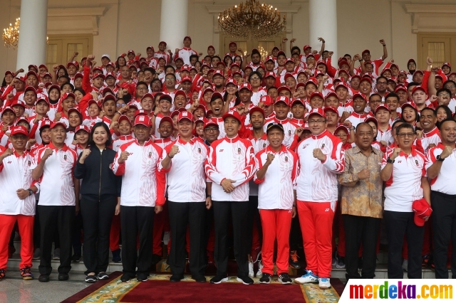 Presiden Jokowi berfoto bersama para atlet Kontingen Indonesia untuk mengikuti SEA Games 2019 di Istana Kepresidenan Bogor, Jawa Barat, Rabu (27/11). 